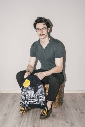 Czarny worek na plecy z żółtymi sznurkami