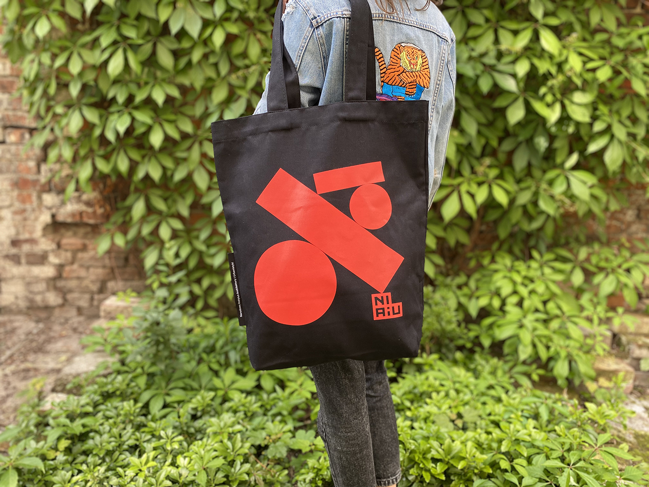 Czarna NIAIU - zdjęcie na modelce