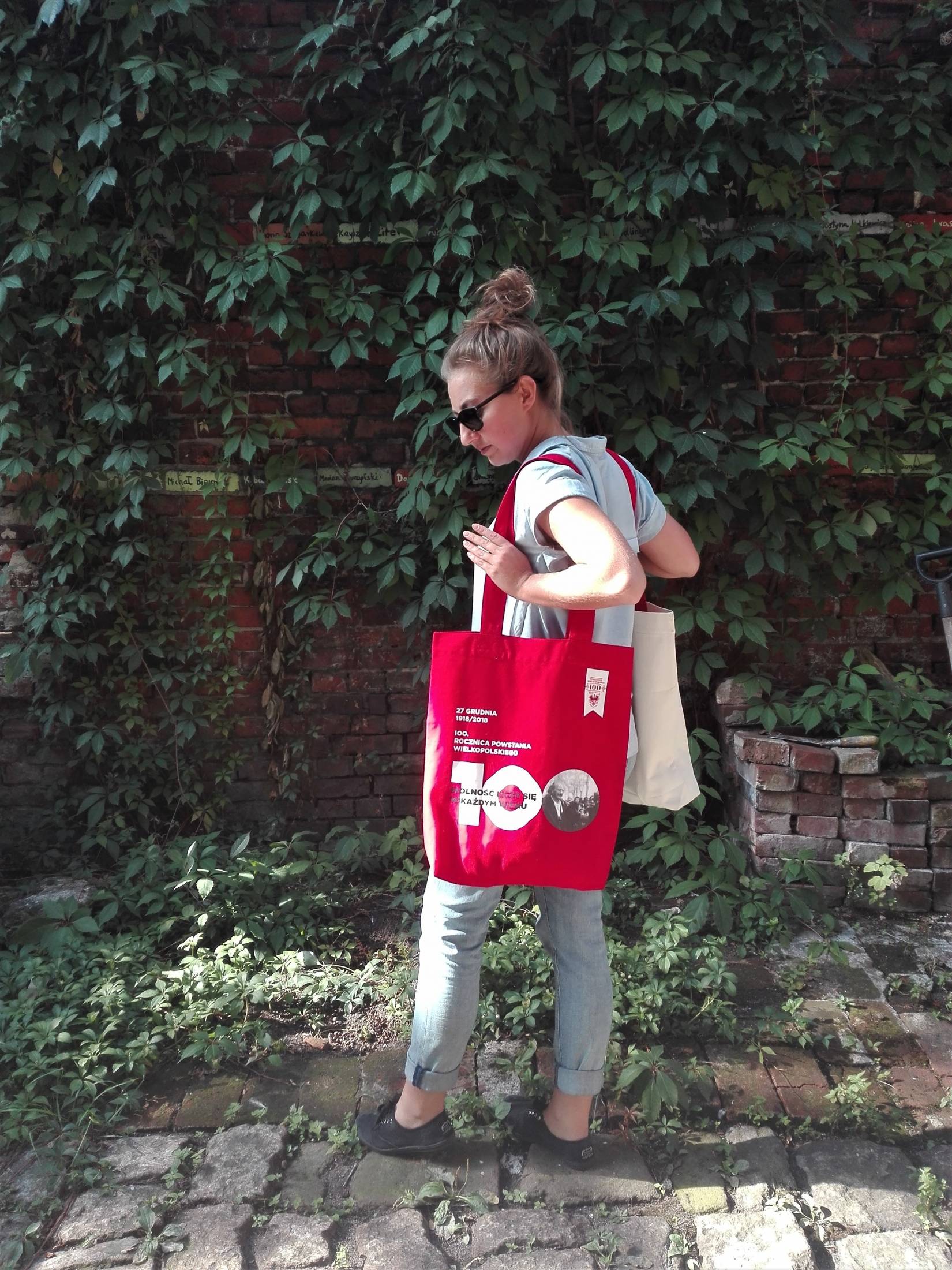 Czerwona torba zakupowa upamiętniająca rocznicę wybuchu Powstania Wielkopolskiego