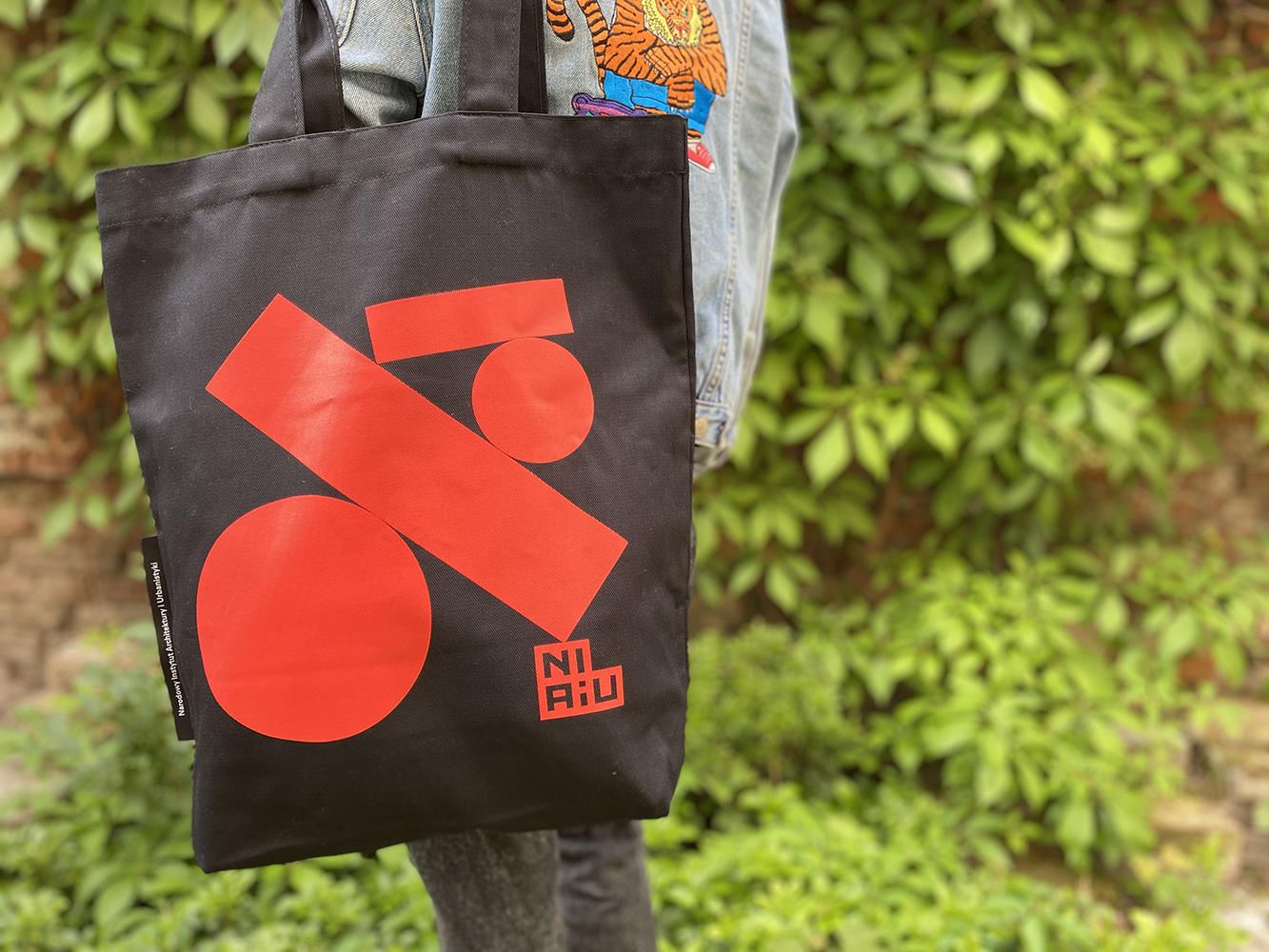 Czarna NIAIU - zbliżenie