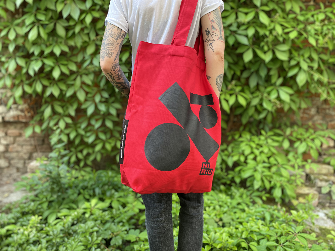 Czerwona NIAIU - zdjęcie na modelce