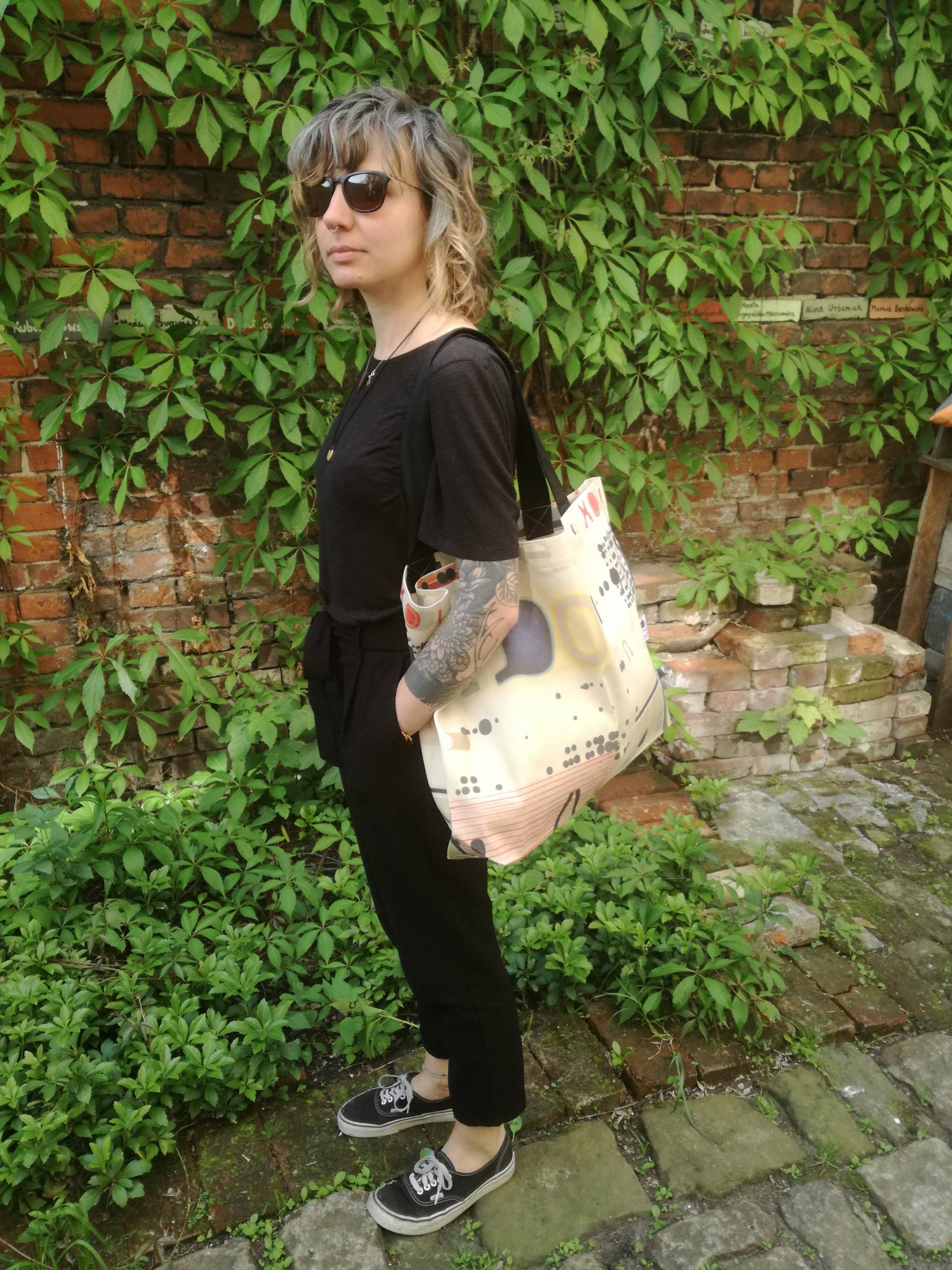 ART BOOKSTORE - zdjęcie z modelką