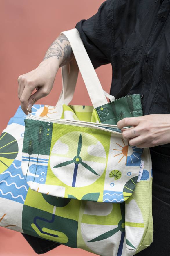 kolorowa torba oversize z kosmetyczką