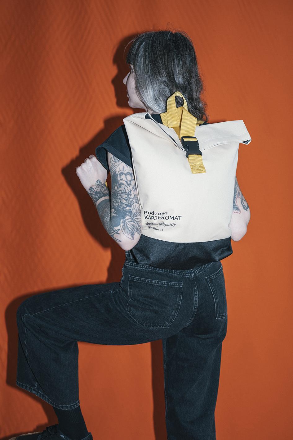 Plecak street roll-top z wyrazistą żółtą taśmą jako akcentem kolorystycznym