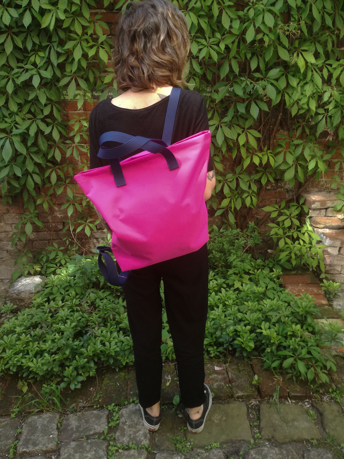 Różowy w mieście - zdjęcie z modelką 