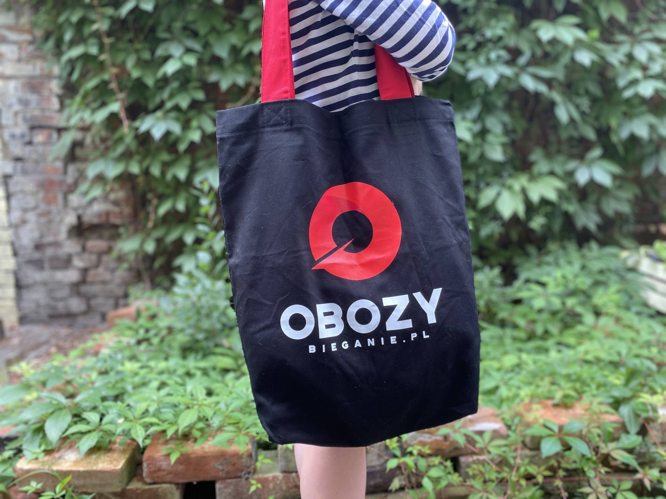 Torba oversize z czerwonymi uszami i kontrastowym nadrukiem: Obozy