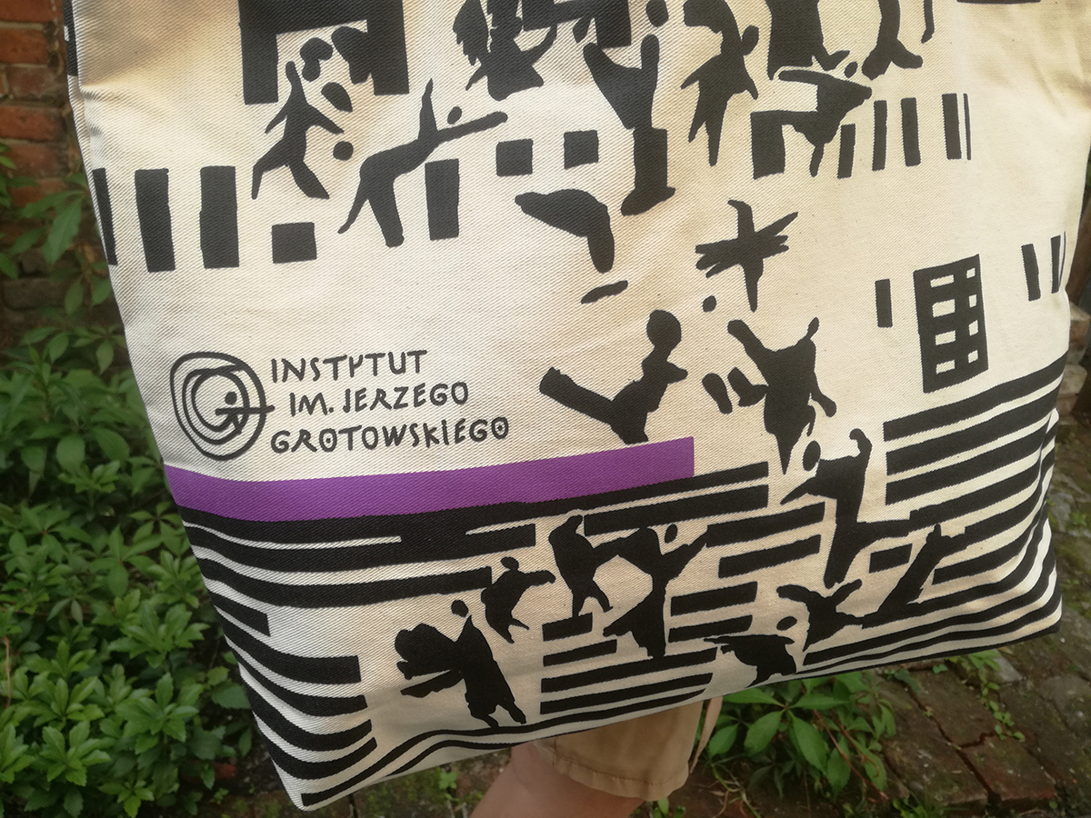 Instytut im. Jerzego Grotowskiego - zbliżenie na nadruk