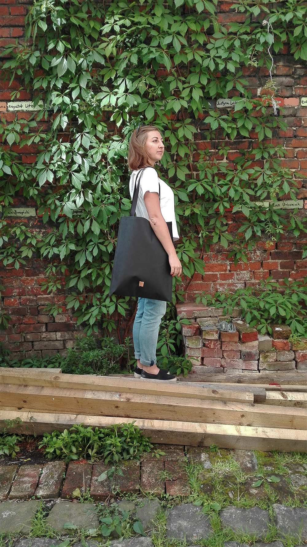 Modna czerń - zdjęcie na modelce