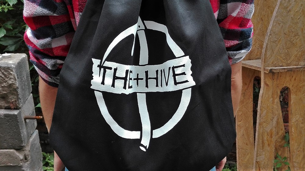 The Hive - zbliżenie na nadruk