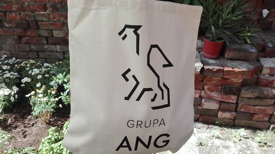 Grupa ANG - zbliżenie na nadruk