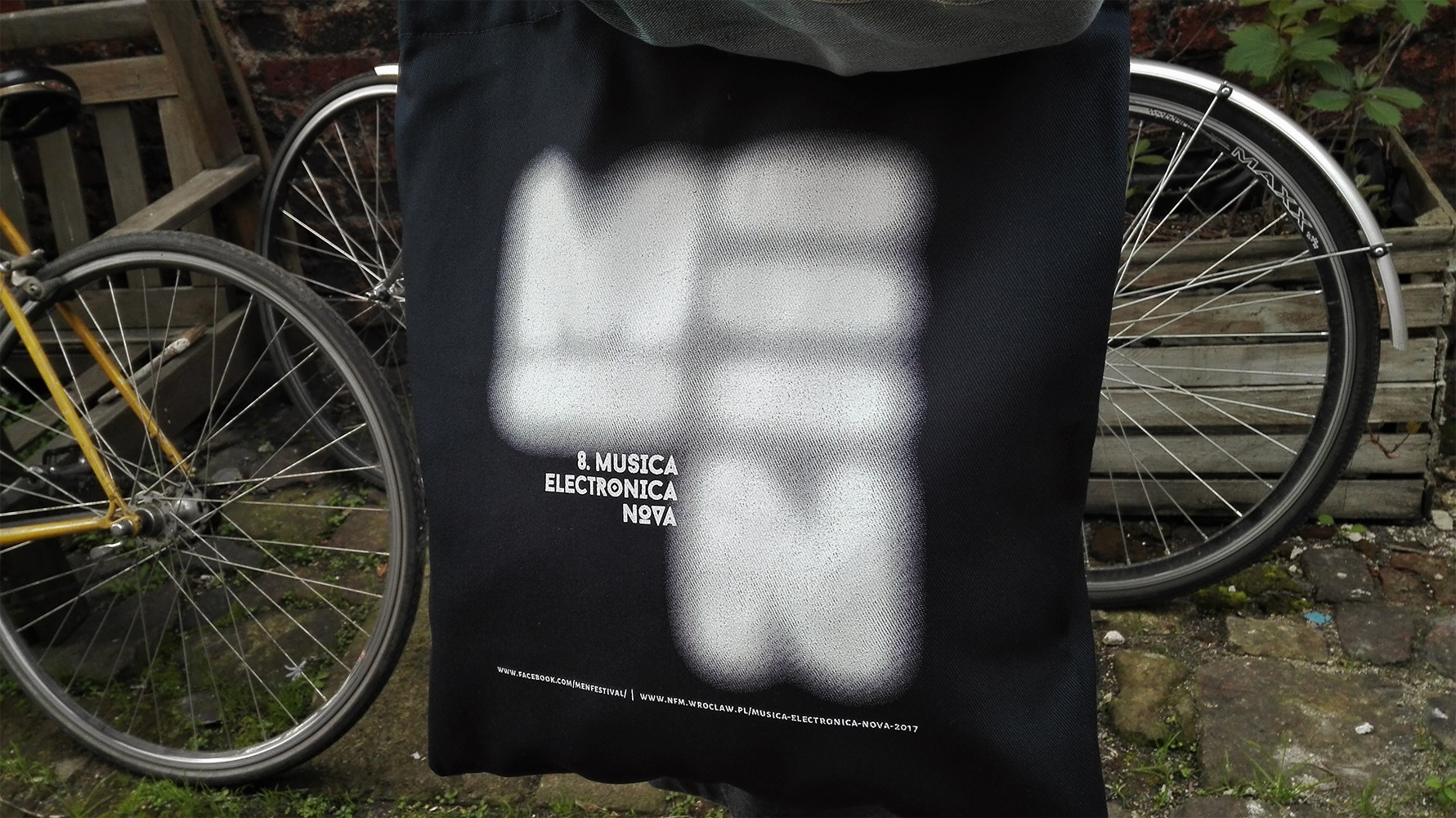 8 Musica Electronica Nova - zbliżenie na nadruk