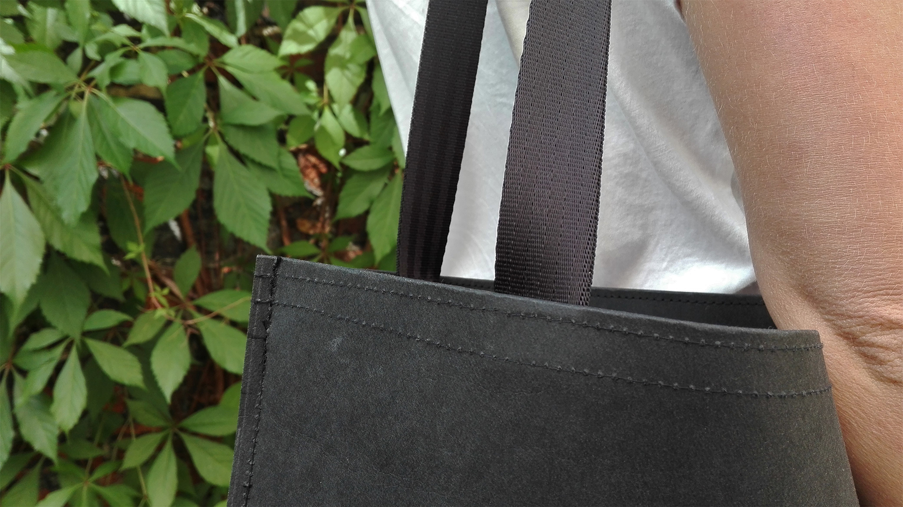 Modna czerń - zbliżenie na detal